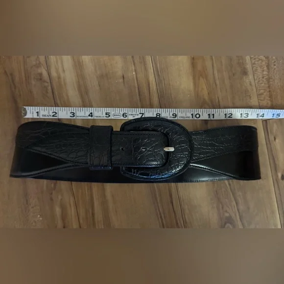 Black Italian Leather Women’s belt - Picture 3 of 6